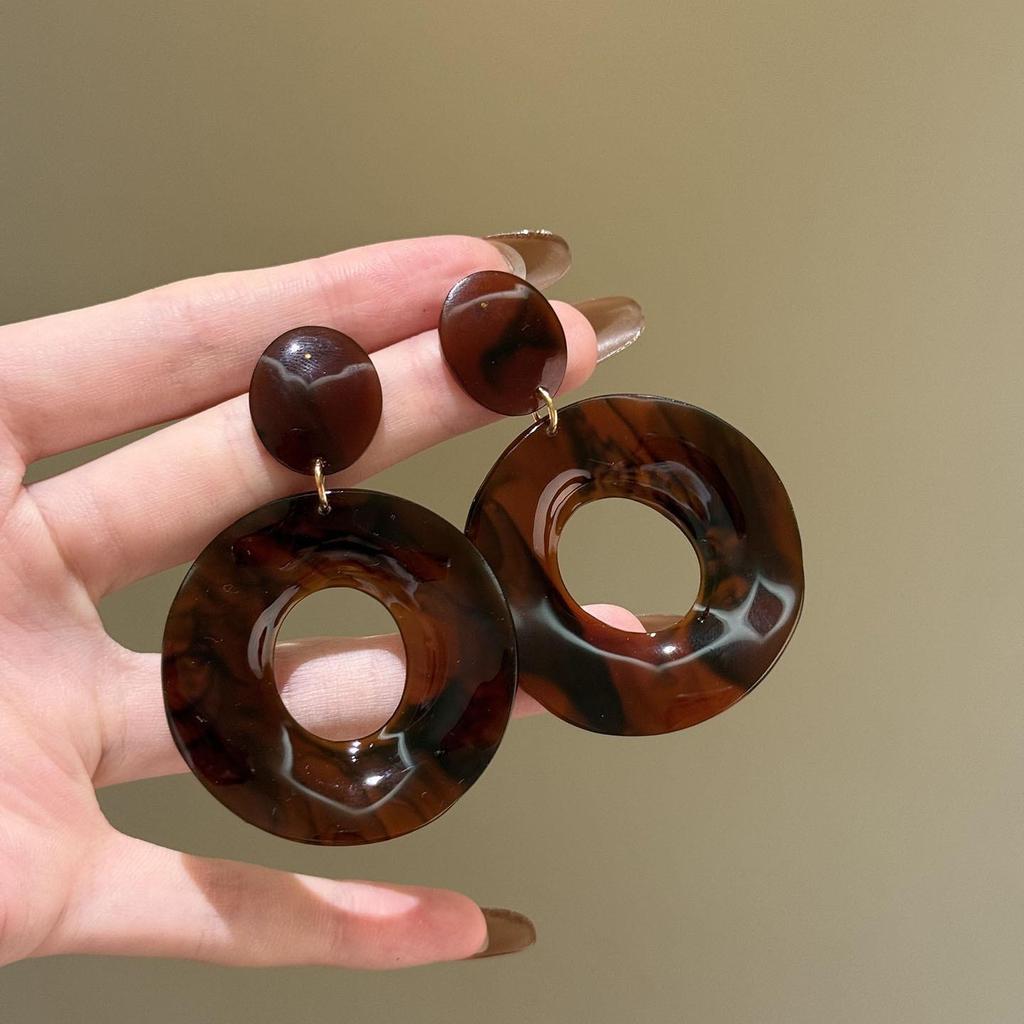 Boucles d'oreilles simples haut de gamme pour femmes automne/hiver 2025: Design polyvalent avec le système de couleur Maillard