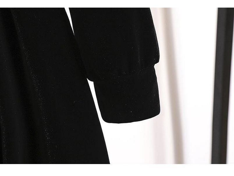 Damen Samtkleid in Übergröße mit quadratischem Ausschnitt für Herbst 2025 - Bauchkaschierend, Schlankmachend, Tailliert, Elegantes Schwarz mit Goldverzierungen