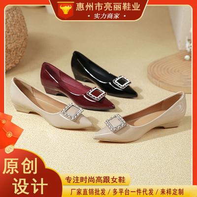 Strass quadratische Schnalle flacher Schnitt niedriger Absatz Einzel-Schuhe Frühling und Herbst burgund spitz Lackleder nicht müde Schuhe