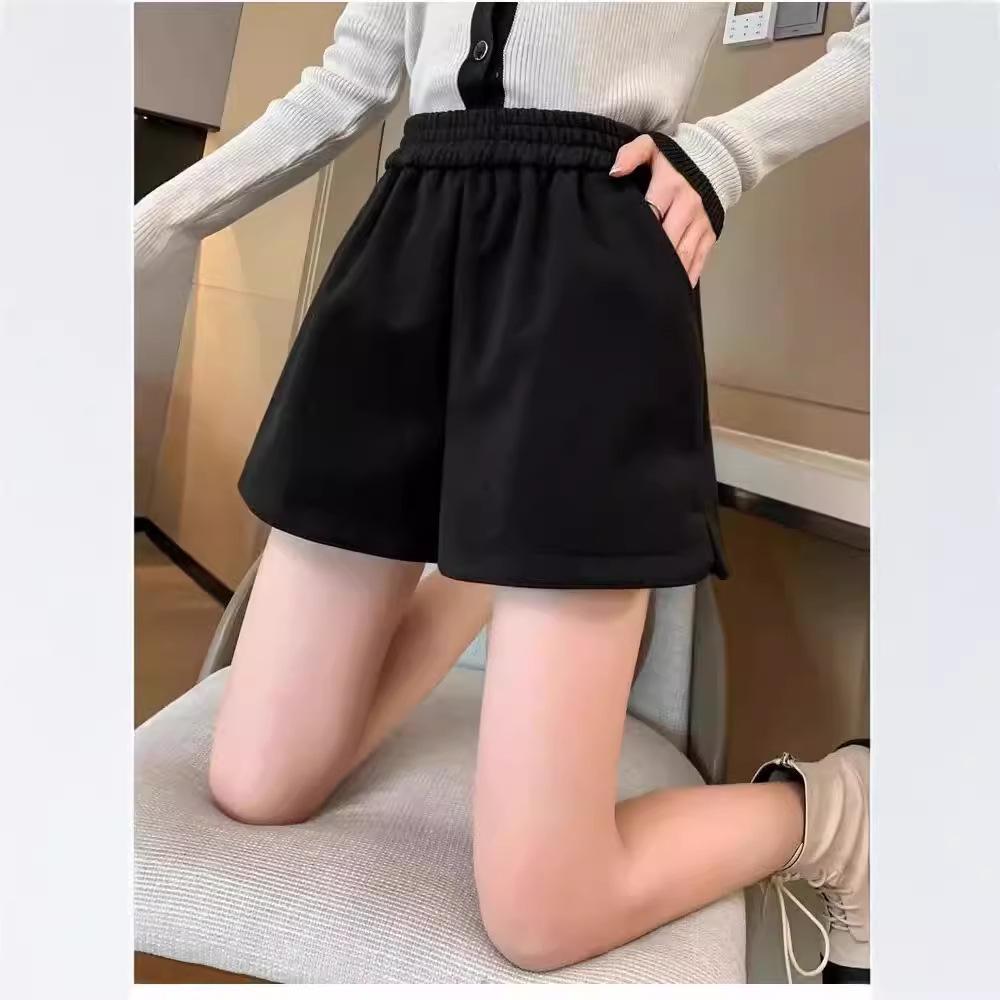 

Autumn/Winter 2024 Women s High Waist Black Woolen A-line Booty Shorts: Elastic Waist, Loose Slimming Fit. 4XL (suggested 159-170 jin) чорний