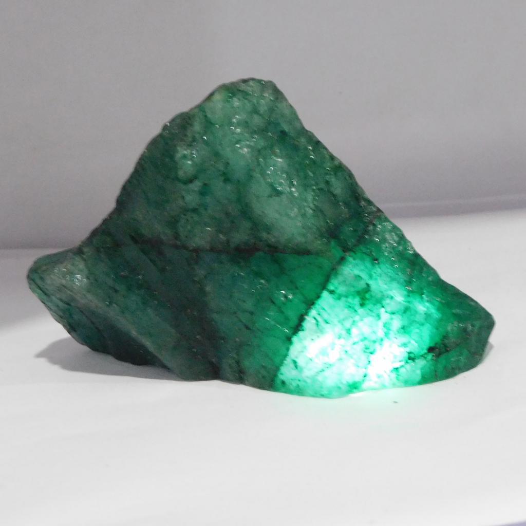 Natural Green Emerald Loose Gemstone Uncut Rough 127 Ct for Lapidary and Gem Collections