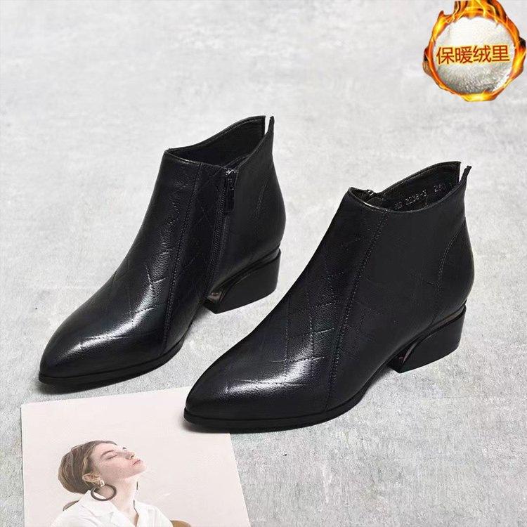 2025 autumn and winter French pointed flat-bottomed short boots new comfortable Martin boots ethnic style soft leather velvet thermal boots women