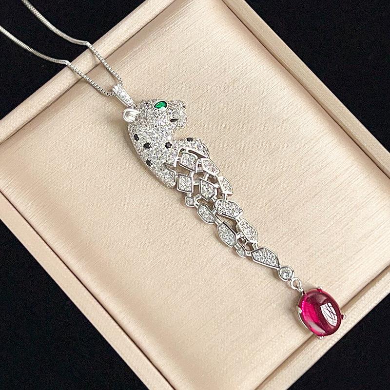 

Ювелирное изделие Имитация Красный Корунд Зеленый Халцедон Гладкая Поверхность Ретро Подвеска Леопард Главный Камень 8 * 10