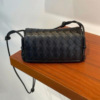 New Sheepskin Hand-woven Bag Fashionable and Simple Versatile Shoulder Bag Small Capacity Messenger Women's Bag Small Square Bag