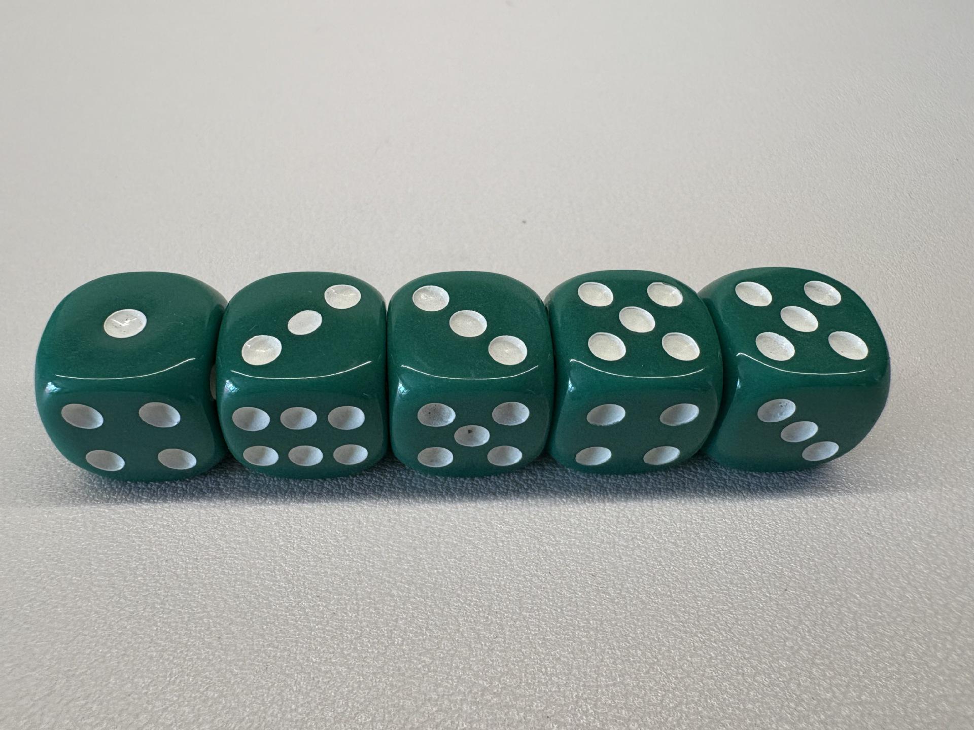 

Набор акриловых кубиков с закругленными краями 14 мм для ролевых игр и обучения