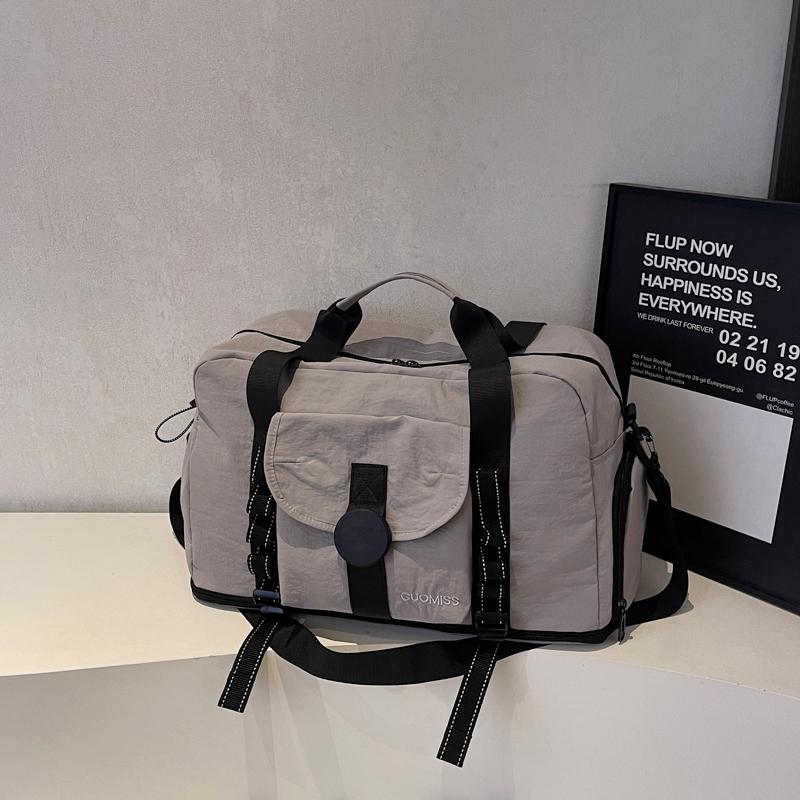 Fashionable Travel Duffel Bag with Adjustable Strap Multiple Pockets Large Capacity Weekend Carry On Bag