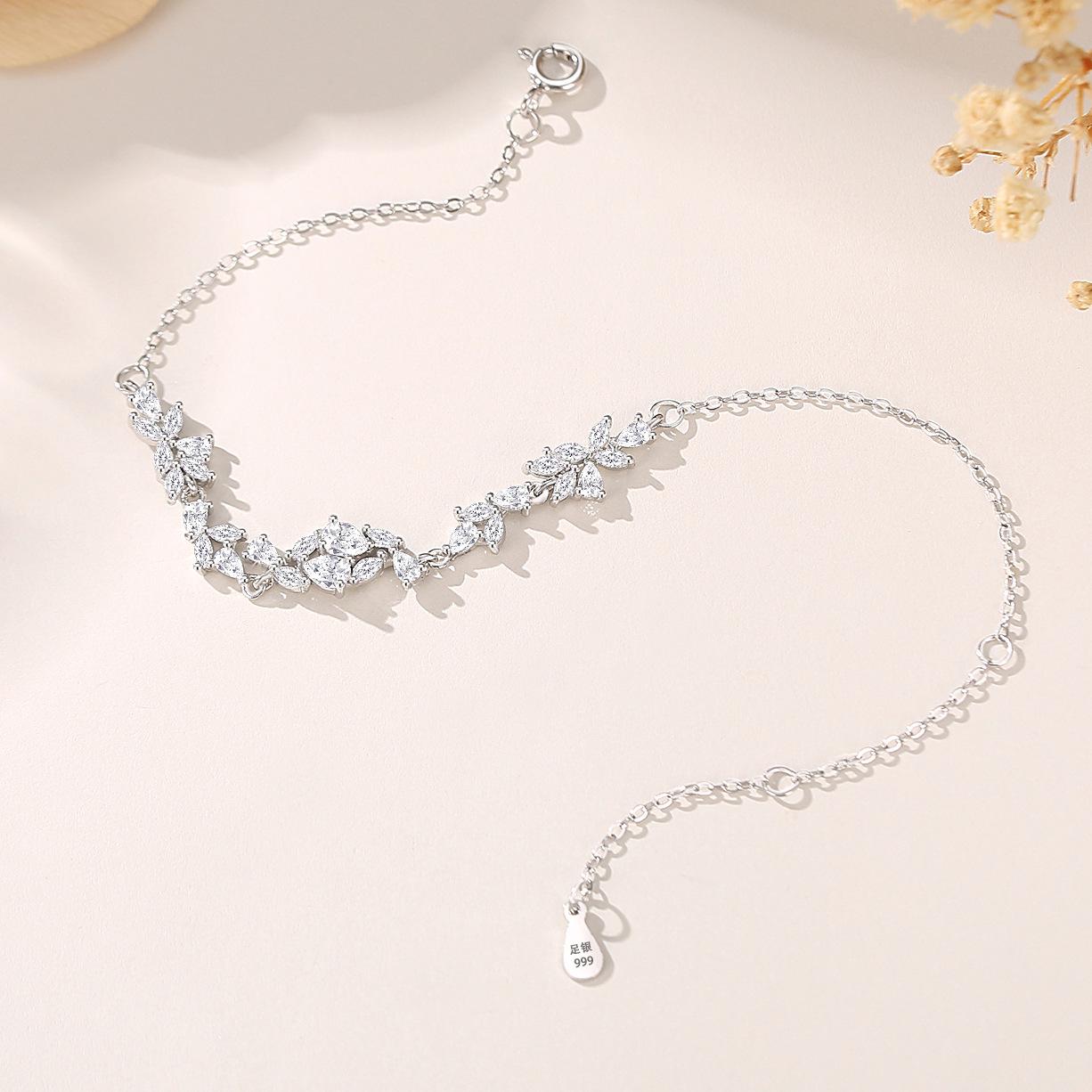 

Wisteria 999 Pure Silver Necklace: High-End Smile Pendant for Women - Luxury Collarbone Gift Set Pure Silver