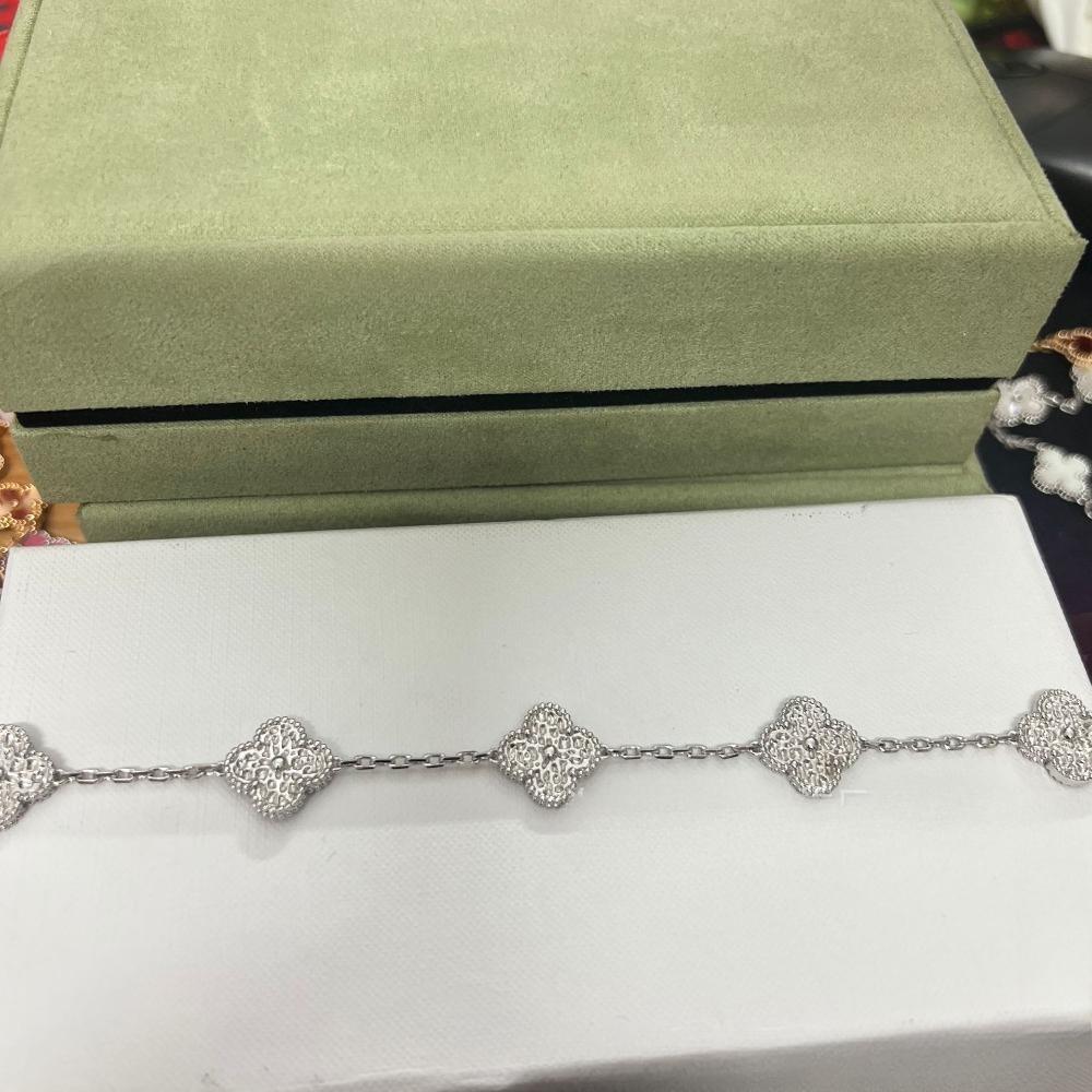 Vierblättriges Klee- und Fünfblüten-Armband mit rotem Achaten - Ein Geschenk für deine Freundin