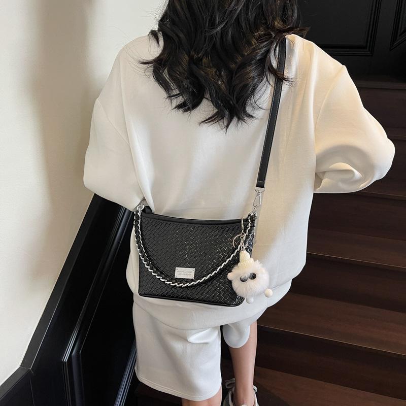 Super fire small bag women's spring and summer 2025 new niche design messenger bag women's popular bucket bag this year