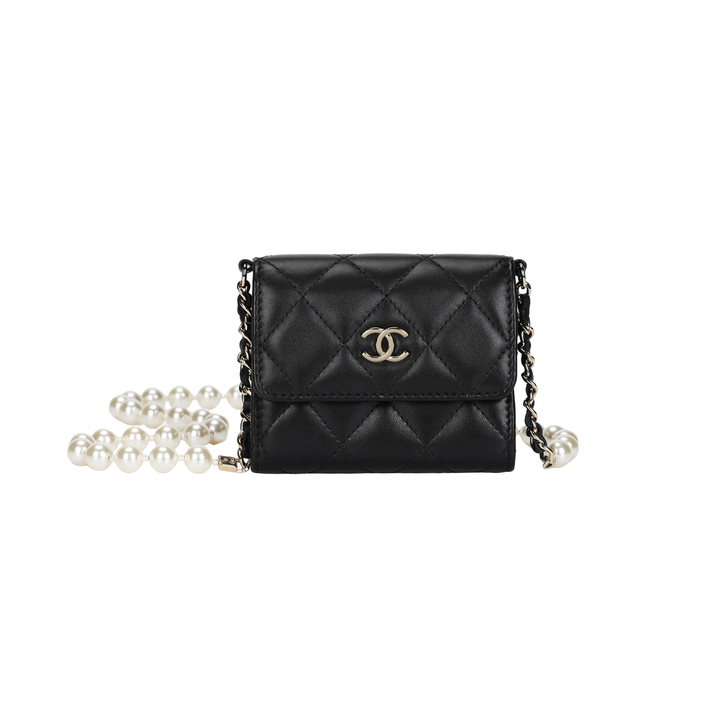 

Жіноча сумка-месенджер Chanel 22P з овчини, стьобана діамантами, ремінець зі штучних перлів та золотого ланцюжка, золотиста пряжка, чорний колір Box(Basic Set+Box) чорний