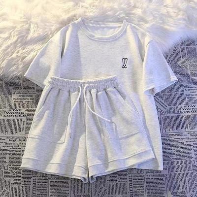 Completo Due Pezzi Estivo Casual Ricamato da Donna: Top a Maniche Corte Ampio e Pantaloncini - Abbigliamento Sportivo Comodo ed Elegante.