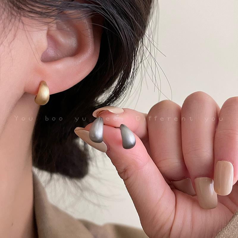 Gold Matte Brushed Earrings Female Models Light Luxury Senior Sense of Design Earring for Simple Commuting Ear Hole Ambience Back To School Accessory