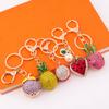 Exquisito Llavero de Fruta 3D Delicioso con Pedrería Pitahaya lichi Fresa Piña Colgantes para Llavero Joyería para Mochila de Mujer Regalo