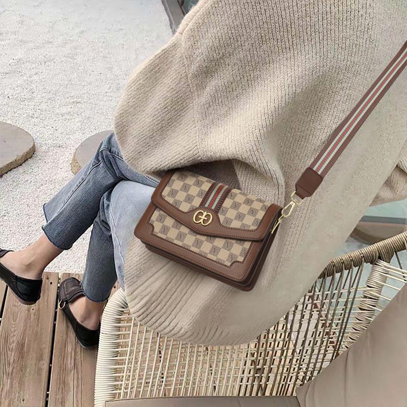 Bag Women's New Autumn and Winter Retro Shoulder Bag Fashion Messenger Bag Fashion Small Square Bag Commuter Mother Women's Bag