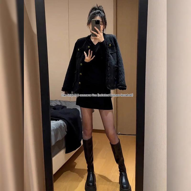 V-Neck Black Knit Plus Velvet Dress - Urban Style Hip-Hugging Autumn/Winter Skirt for Women