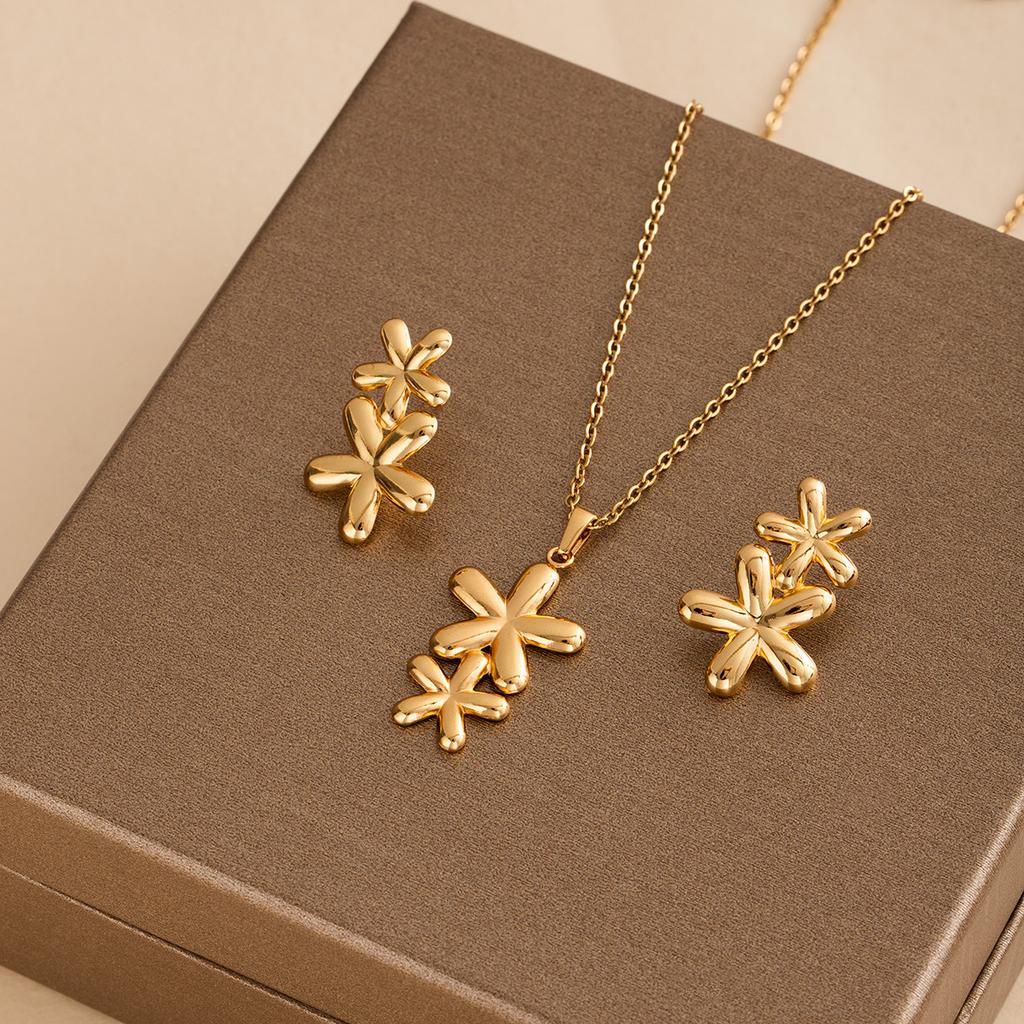 French Retro Light Luxury Metal Style Geometric Star Pearl Stud Earrings Necklace Set High-End Niche Earrings