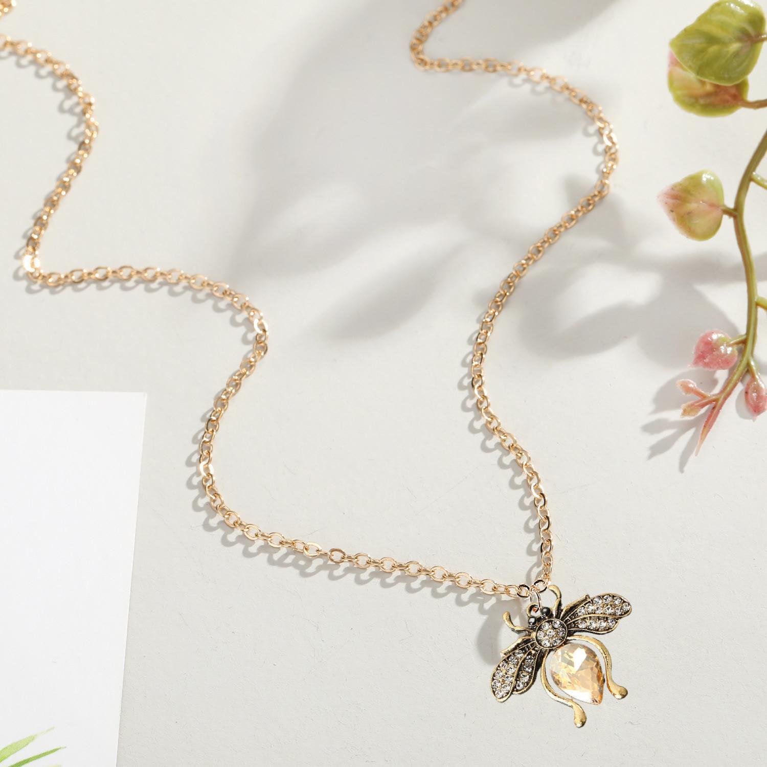 Rhinestone Bee Alloy Necklace with Diamond-Inlaid Pendant