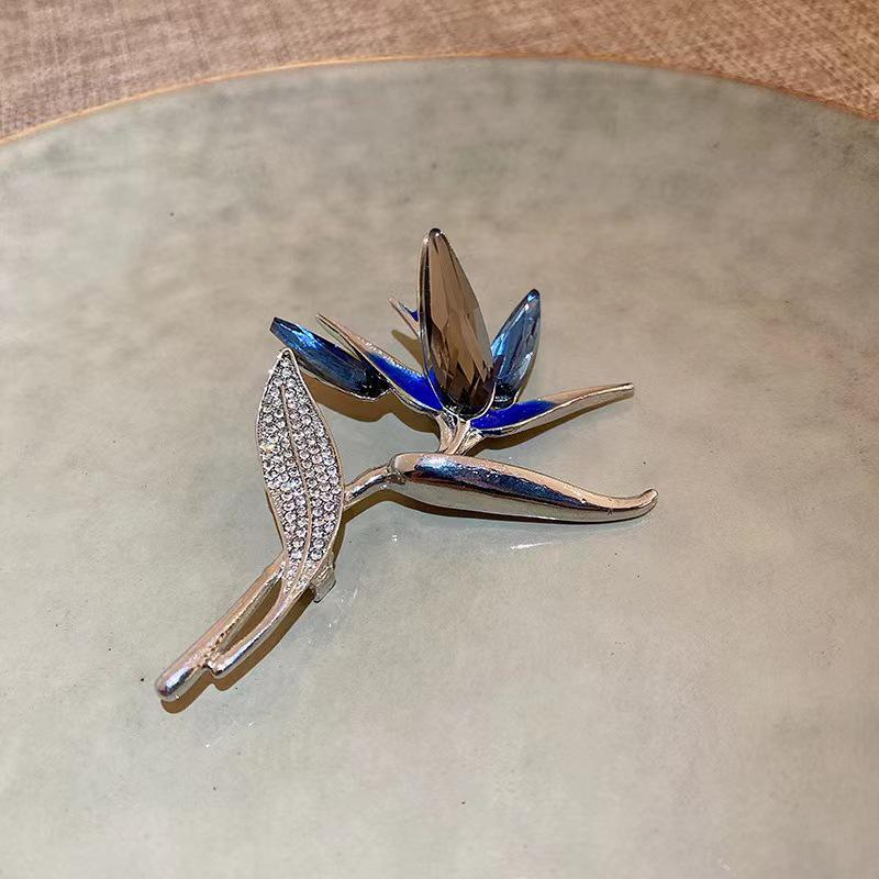 Exquisite Retro European & American Style Brooch: Unique Vintage Fashion Pin for Women - Elegant Oil Drop Design.