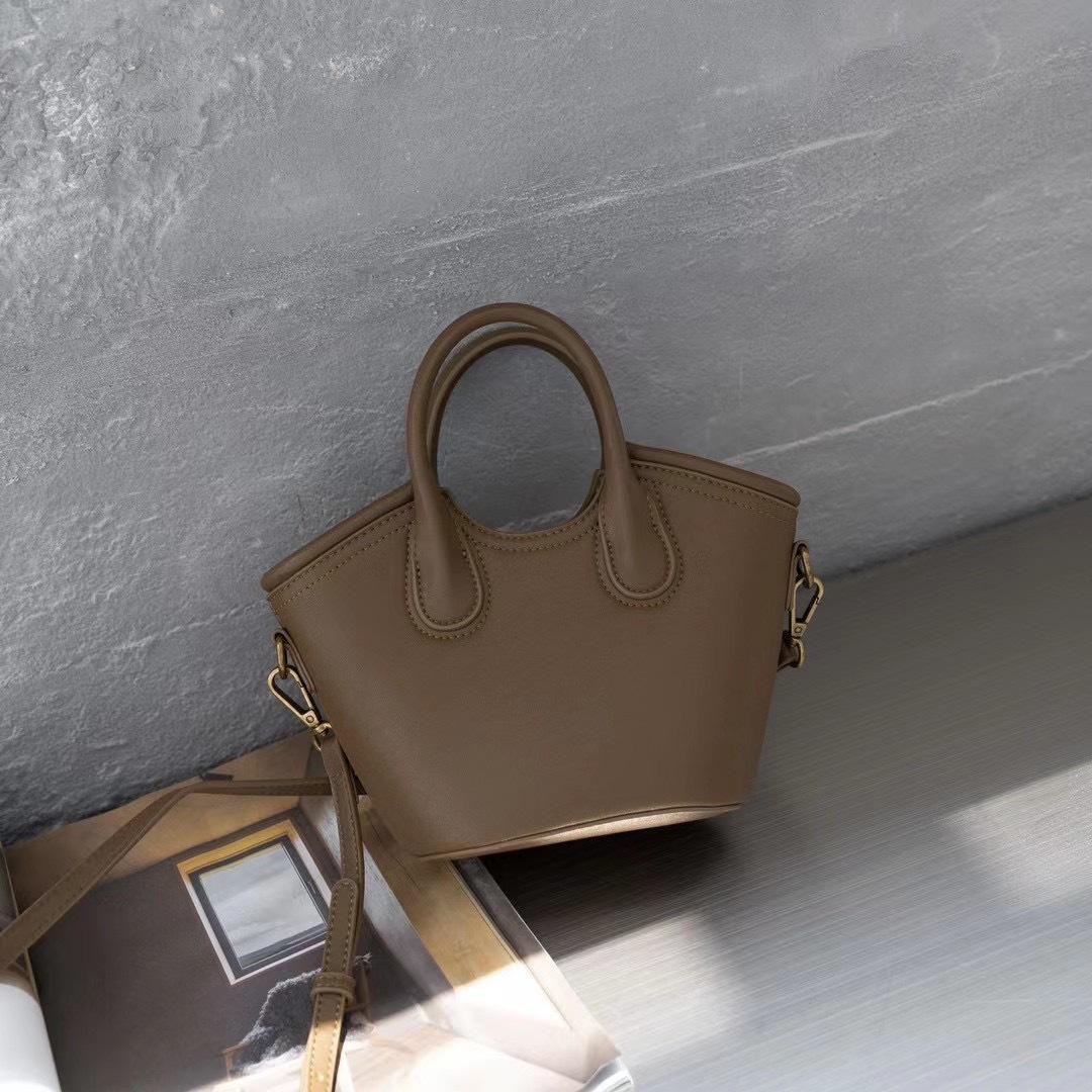 

Премиальное чувство иностранного стиля, нишевая сумка из телячьей кожи для женщин 2025 года, популярная универсальная сумка-мессенджер, супер огненная, портативная, простая сумка-ведро хаки