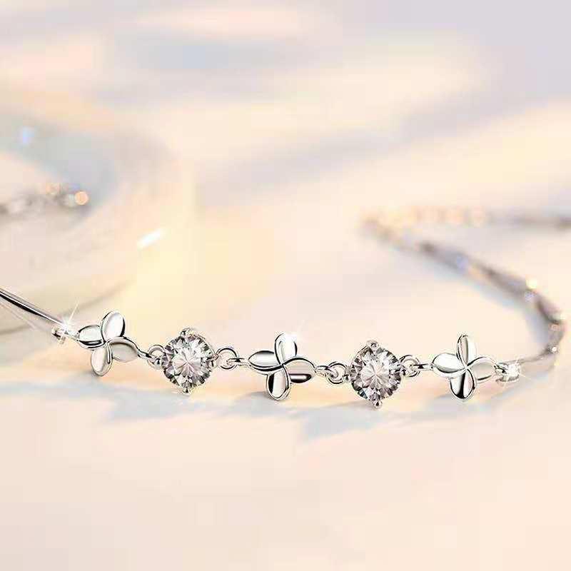 Four-Leaf Clover Handmade Lucky Bracelet for Women, Simple European and American Style, Perfect for Students and Friends