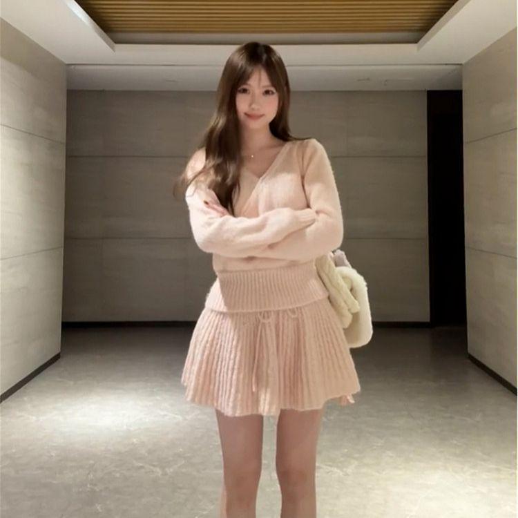 2026 Pink Knit Dress Set: Elegant Waist-Cinched Sweater & Short Skirt for Autumn/Winter