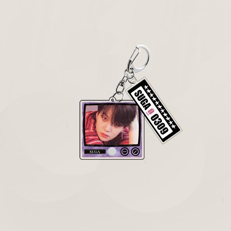 Portachiavi Acrilico BTS Stile TV Retrò, Portachiavi con Foto Bangtan Boys con Etichetta Nome e Compleanno, Charms per Borsa per Fan Kpop ARMY