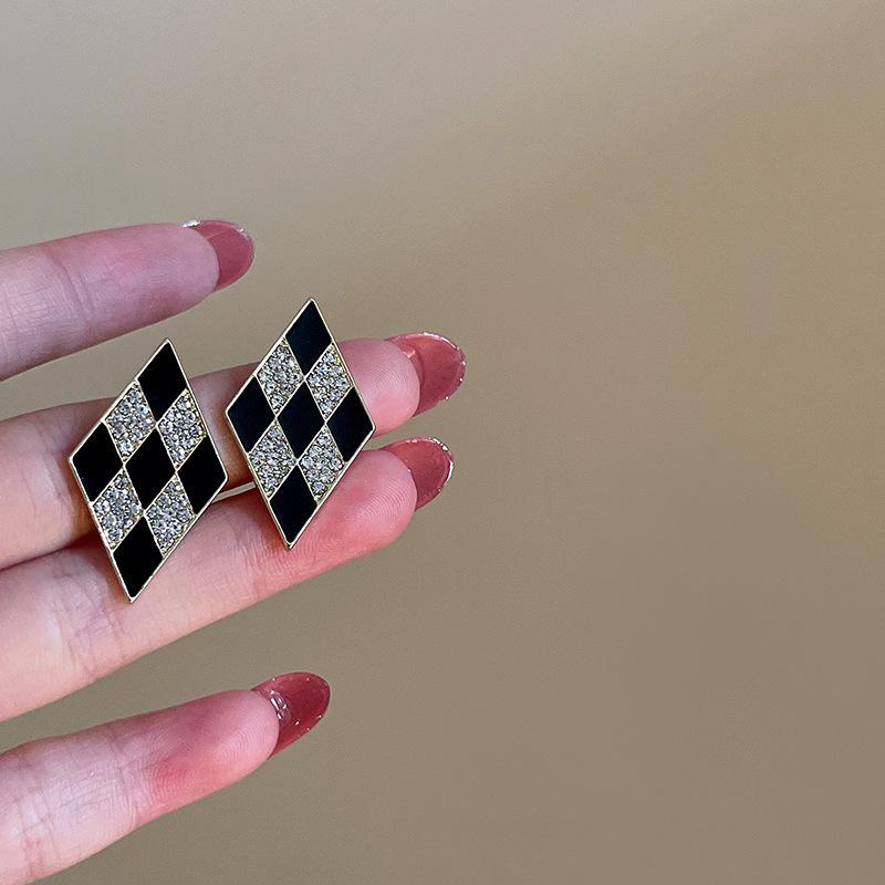 New Black & White Chessboard Earrings: Simple Fashion, Korean Design, Diamond-Studded, French S925 Silver Needle Trend for Women.