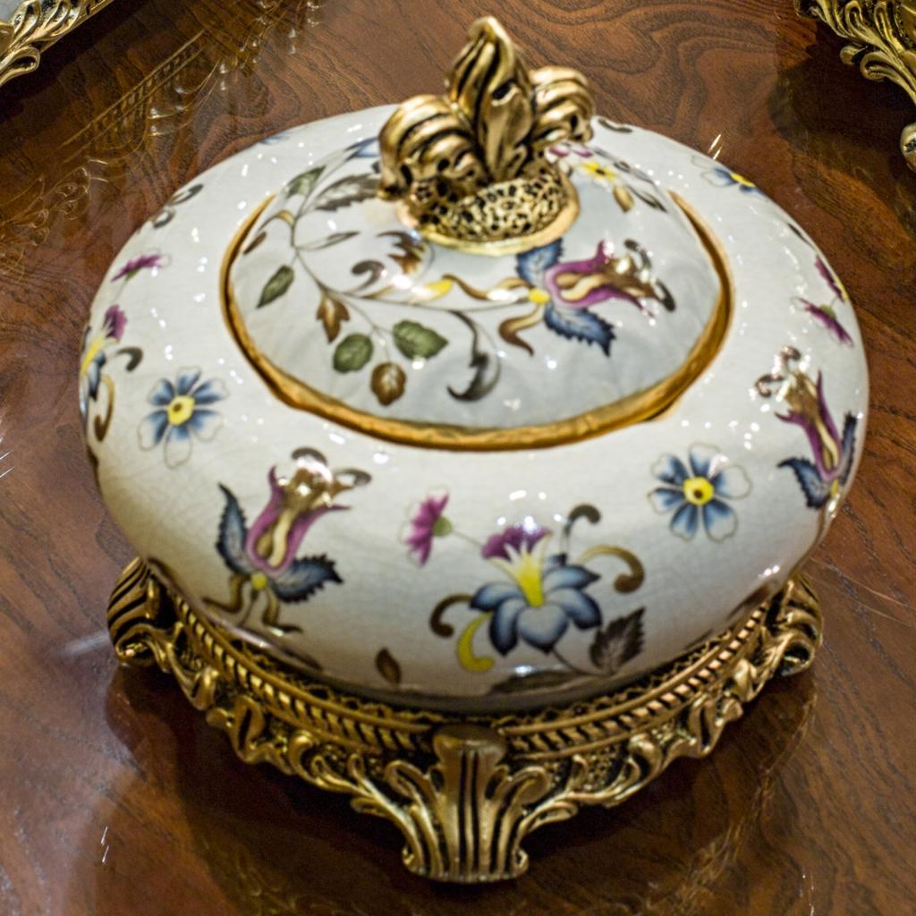European Style Ashtray with Lid Handicrafts Ornaments Ceramic Vintage Home Decoration Box Storage Jar