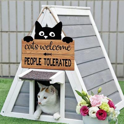 Letrero de bienvenida para puerta de entrada con texto en inglés "Cat Welcome People Tolered", placa de madera para colgar en la pared, decoración para puerta de gatito negro, regalo para festival
