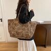 Leopard print large-capacity casual handbag women's new personalized fashion trend commuter shoulder underarm tote bag