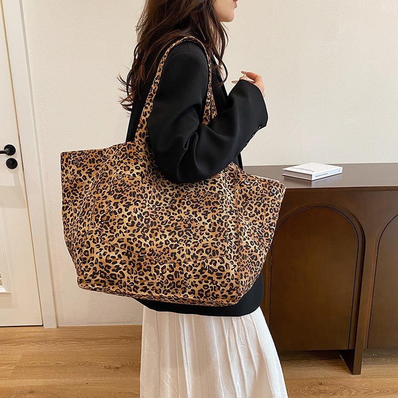 Leopard print large-capacity casual handbag women's new personalized fashion trend commuter shoulder underarm tote bag