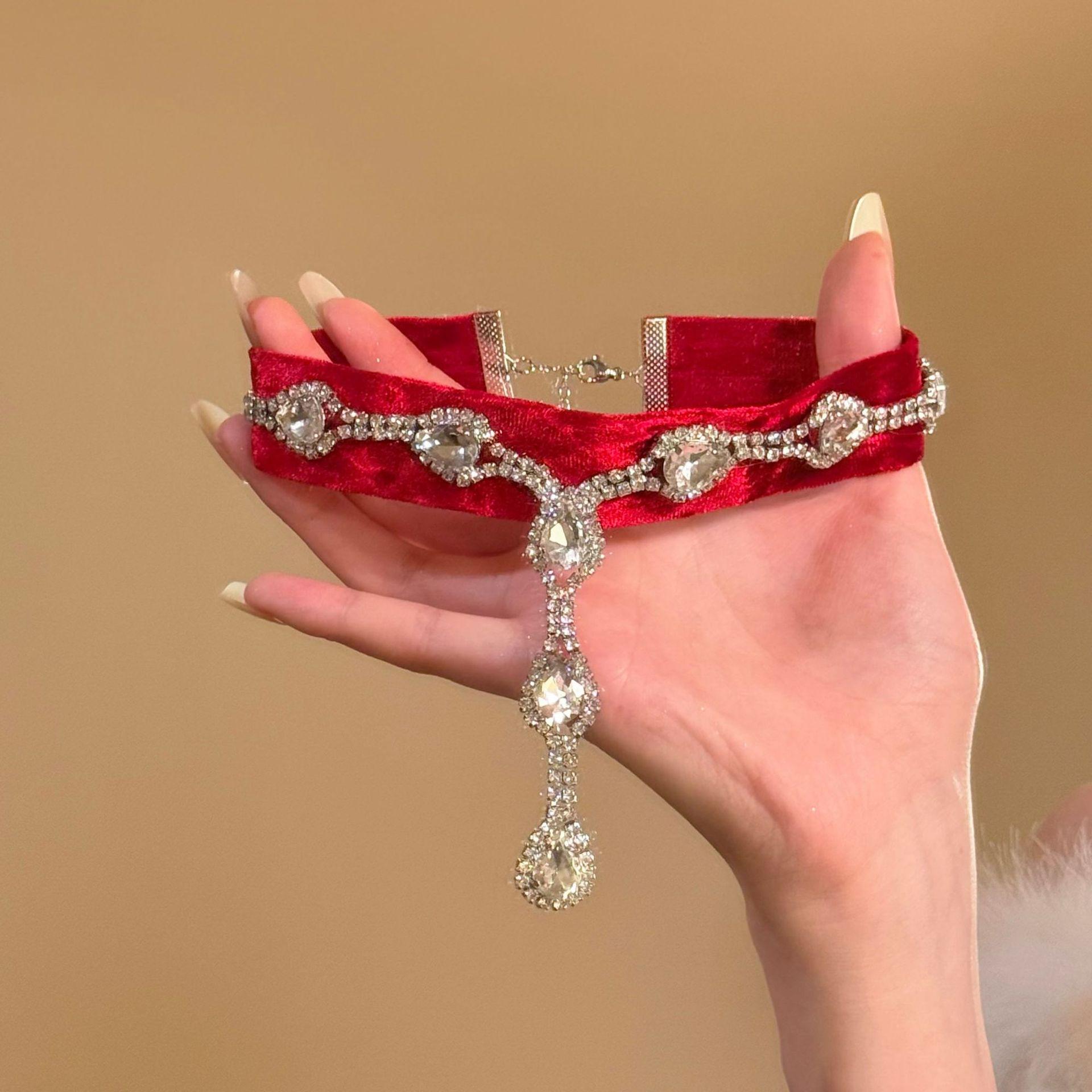 Золотистый бархатный чокер в форме капли со стразами - элегантное рождественское колье