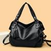 Damen Hobo-Tasche mit Quasten-Anhänger Stilvolle Schultertasche aus strukturiertem Leder Geräumige tägliche Umhängetasche