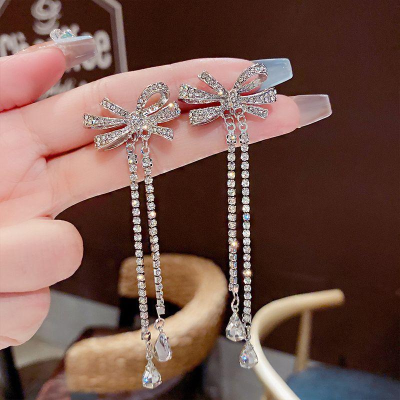 

Needle Tassel Earrings 2024 New Arrival Best Selling Fancy Accessible Luxury Personalized and Temperamental Stud Earrings Pearl Earrings for Women E0339 silver needle color retention