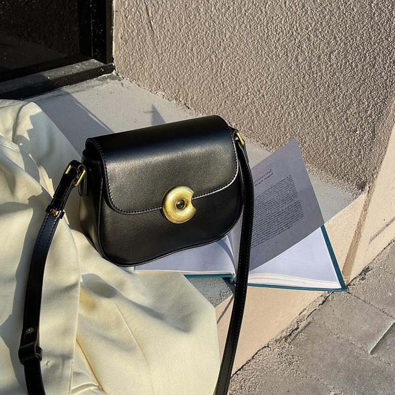 Small square bag women s crossbody lock leather women s bag women s underarm bag niche design cowhide shoulder bag compact 18.5CM чёрный