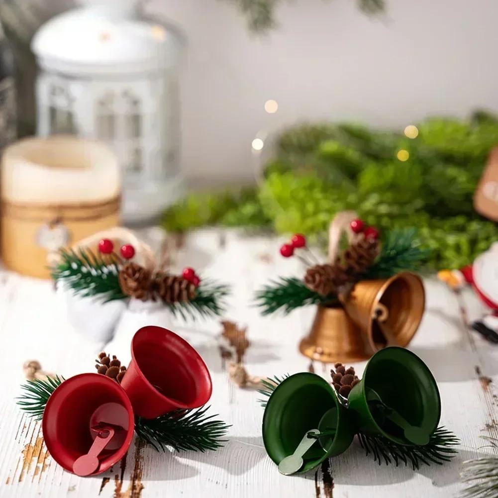 Feiertags-Eisenklingel-Anhänger mit Tannenzapfen-Design Hängende Dekoration für Weihnachtsbaum und Kranz Grün Rot Gold Weiß