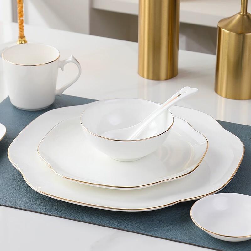 Elegantes chinesisches Geschirrset aus Knochenporzellan mit Goldrand