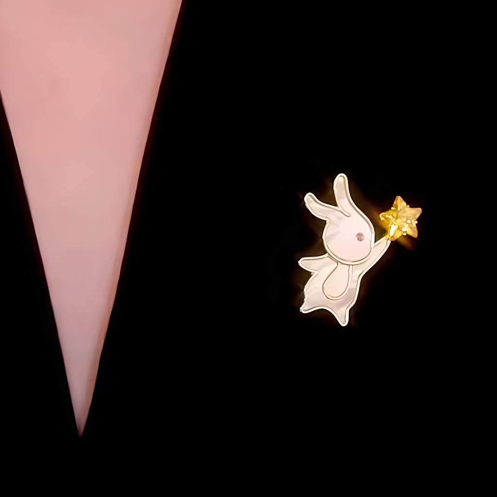 The Star-picking Little Rabbit Brooch Is A High-end Feminine Brooch with A Unique Design of A Mother-of-pearl Corsage