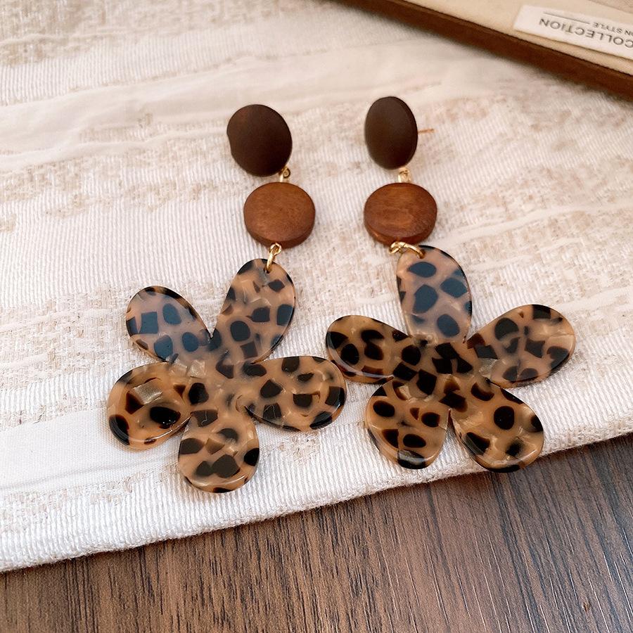 Silver needle resin wood chips leopard print round flower earrings retro Maillard style stud earrings personalized fashion temperament earrings