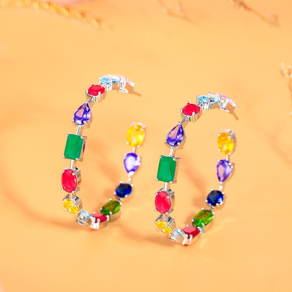 Boucles d'oreilles anneaux C de luxe Lumière Arc-en-ciel Rêve Design Couleur Bonbon Cœur Cristal Zircon Boucles d'oreilles Irrégulières