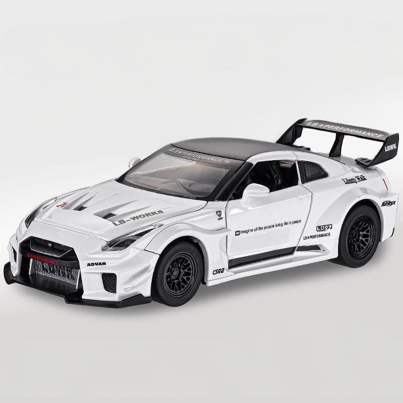 Modellino Auto Sportiva in Lega 1/32 Nissan Skyline GTR CSR2 Diecast con Suono e Luci Alta Simulazione Qualità Giocattolo per Bambini Regalo