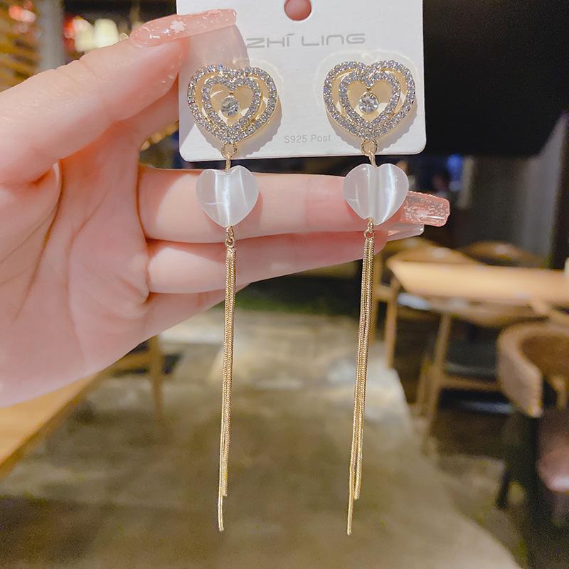 Light Luxury Temperament Design Sense Love Earrings Women's New Stud Earrings Retro High-end Sense Versatile Trendy Earrings