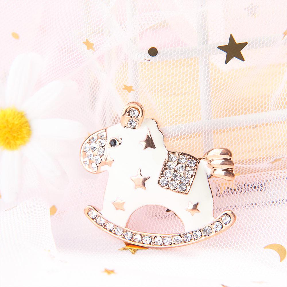 

Sweet Metal Trojan Horse Shape Brooch Fashion Jewelry Gift Lapel Pin разноцветный