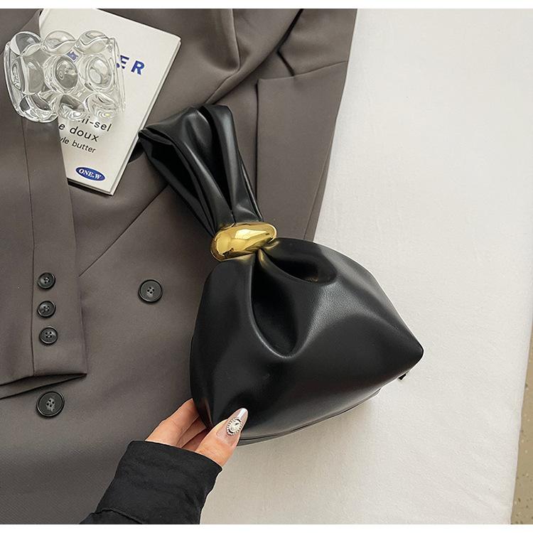 

Fashion light luxury small bag women 2025 new high-end hand carrying bucket bag pleated French dinner bag tide чёрный