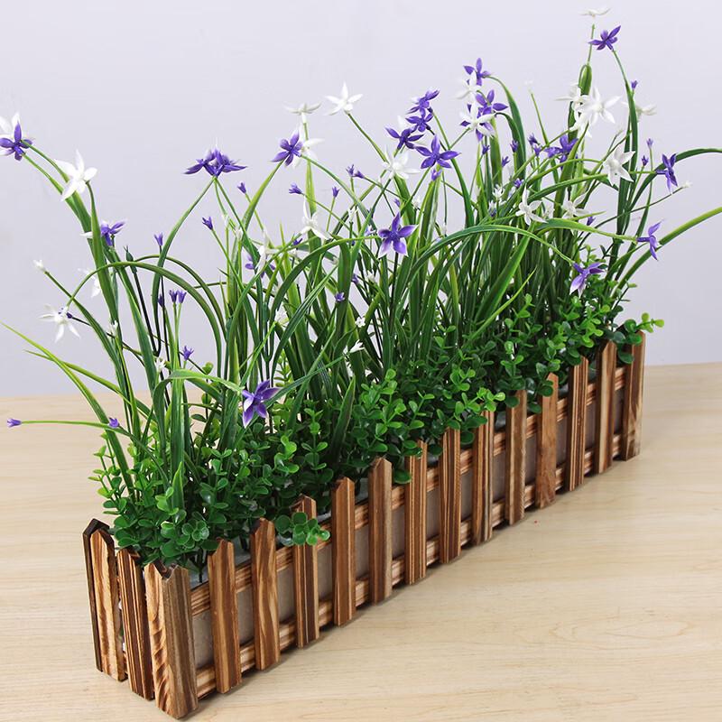 Шелковая композиция из искусственных цветов с мини-заборчиком