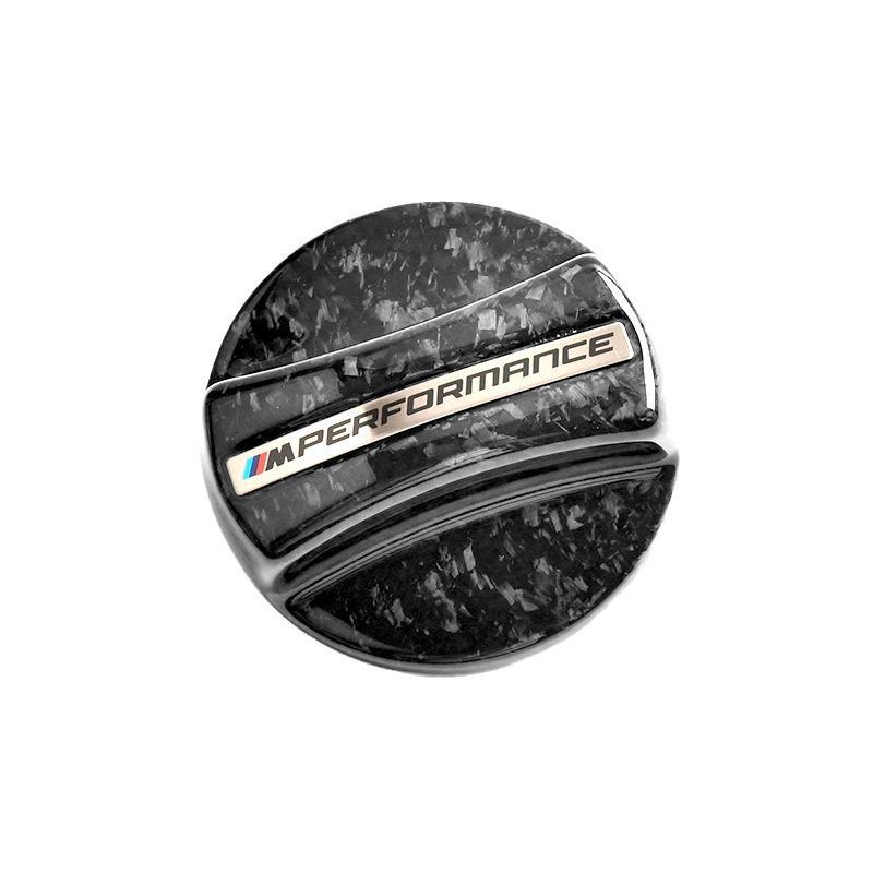Forbedre din BMW med dette stilige drivstofflokkdekslet i karbonfiber. Perfekt for å modifisere drivstofftanken din og legge til et dekorativt preg.