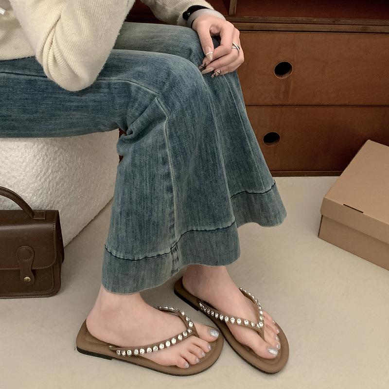 Fashion and Lightweight Internet Celebrity Explosion Flat Bottom Flip-flops Women 2025 New Summer Wear Non-slip Silver Cool Slippers