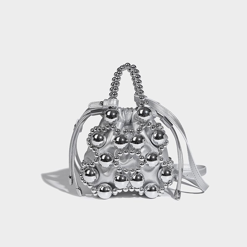 

Niche design 2024 модная универсальная изысканная полая бисероплетеная бисерная высококачественная портативная сумка-мессенджер серебряный