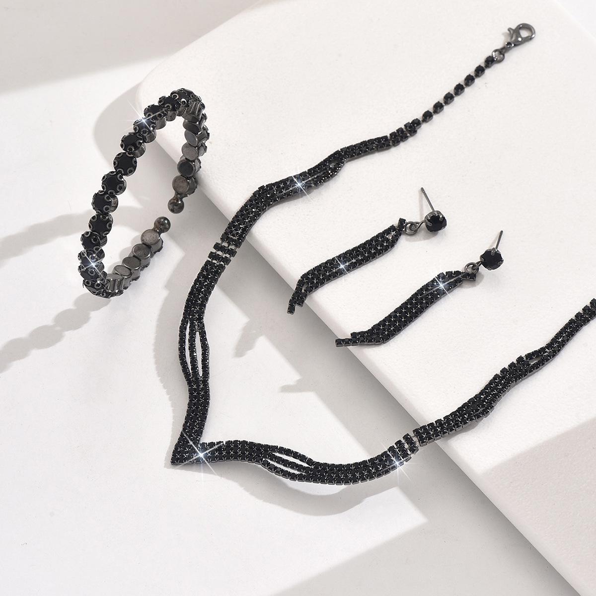 

Свадебный ювелирный набор 2024: Ожерелье, серьги и браслет со стразами и дизайном когтевой цепочки