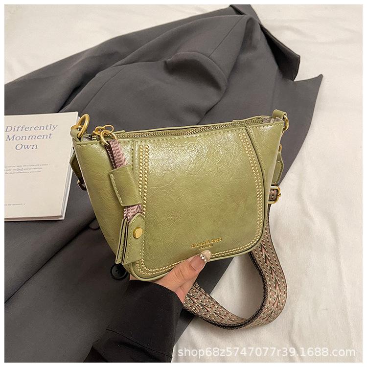 

Women s bag niche lightweight dumpling bag 2025 new wide shoulder strap single shoulder messenger bag retro simple saddle bag зелёный
